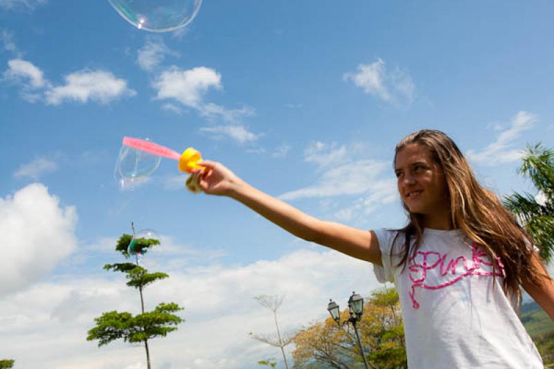 NiÃ±a Jugando con Burbujas