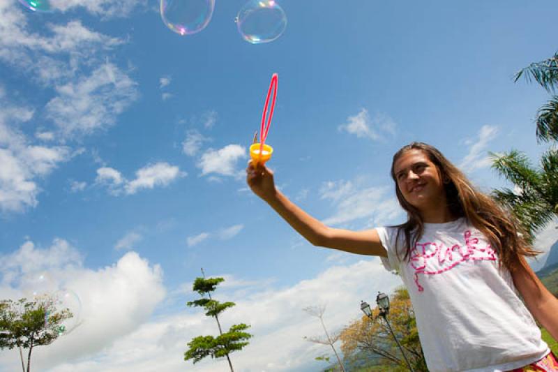 NiÃ±a Jugando con Burbujas