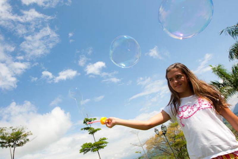 NiÃ±a Jugando con Burbujas