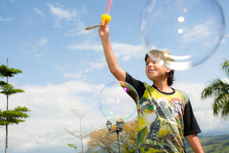 NiÃ±o Jugando con Burbujas