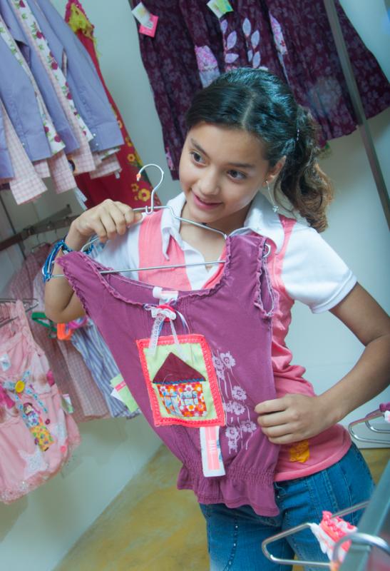 Niña Comprando Ropa