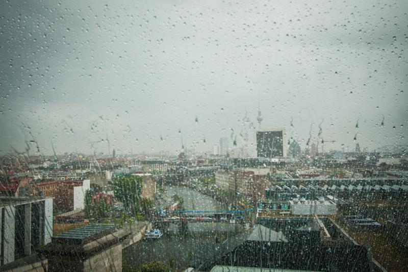 Panoramica de un Dia LLuvioso en Berlin, Alemania,...