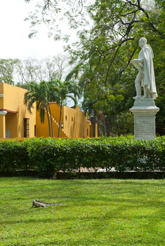 Monumento a Simon Bolivar, Quinta de San Pedro Ale...