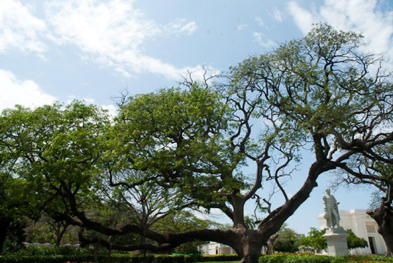 Monumento a Simon Bolivar, Quinta de San Pedro Ale...