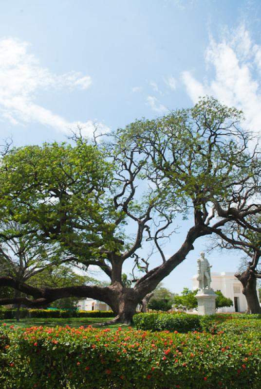 Monumento a Simon Bolivar, Quinta de San Pedro Ale...