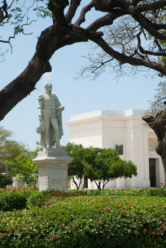 Monumento a Simon Bolivar, Quinta de San Pedro Ale...