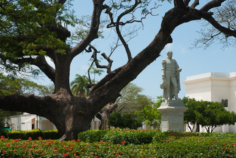 Monumento a Simon Bolivar, Quinta de San Pedro Ale...