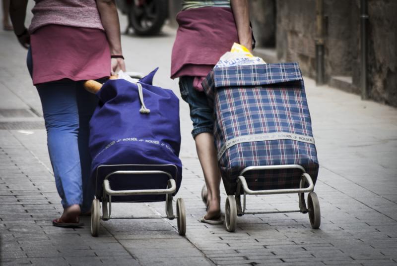 Mujeres en el Barrio Raval, Ciutat Vella, Barcelon...