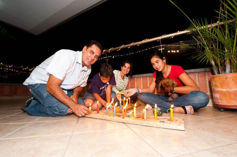 Familia en el Dia de las Velitas