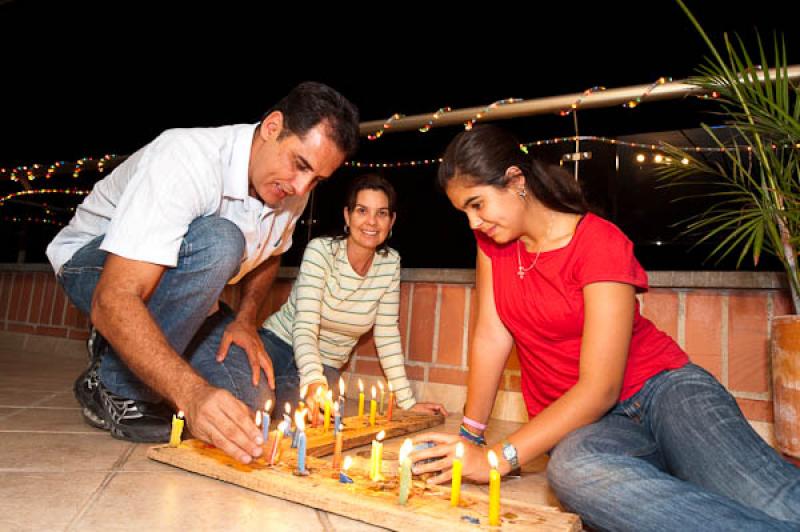 Familia en el Dia de las Velitas