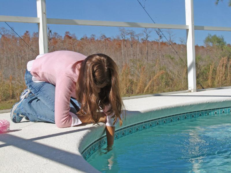 NiÃ±a Jugando en la Piscina