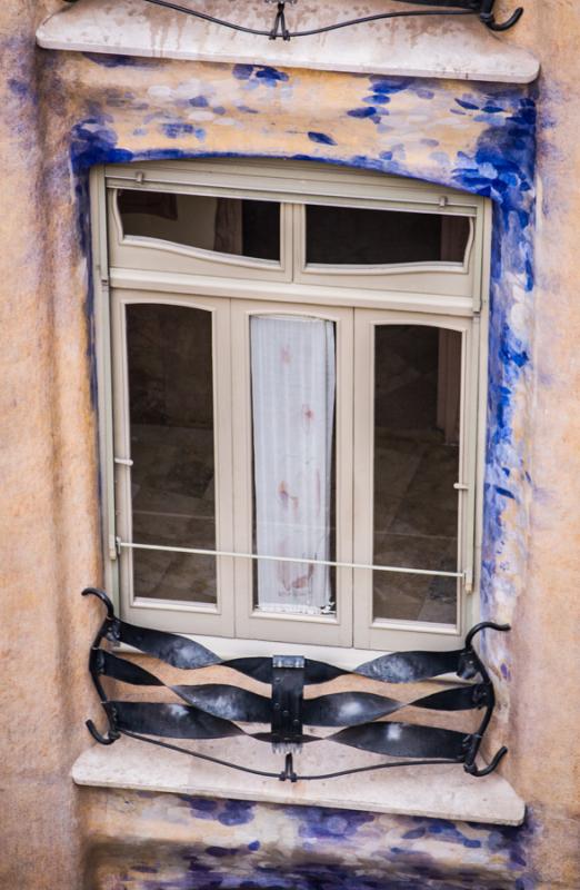 Ventana de la Casa Mila, Barcelona, Cataluña, Esp...