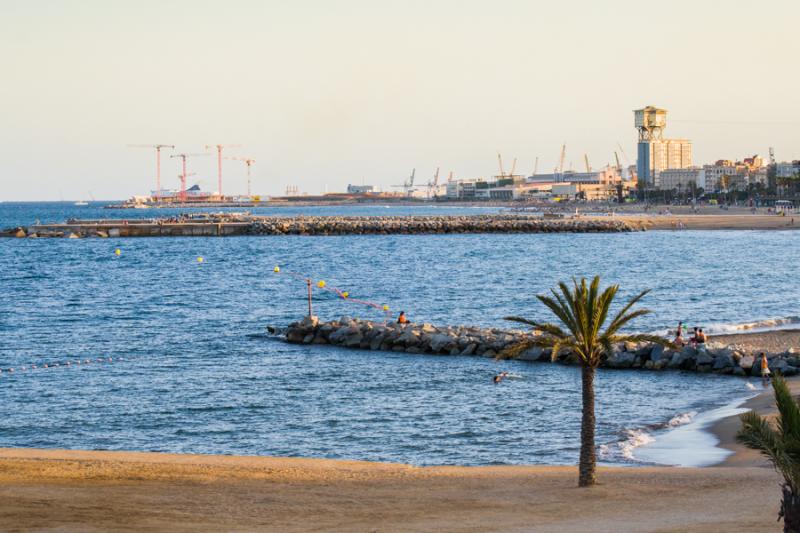 Playa de la Barceloneta, Barcelona, Cataluña, Esp...