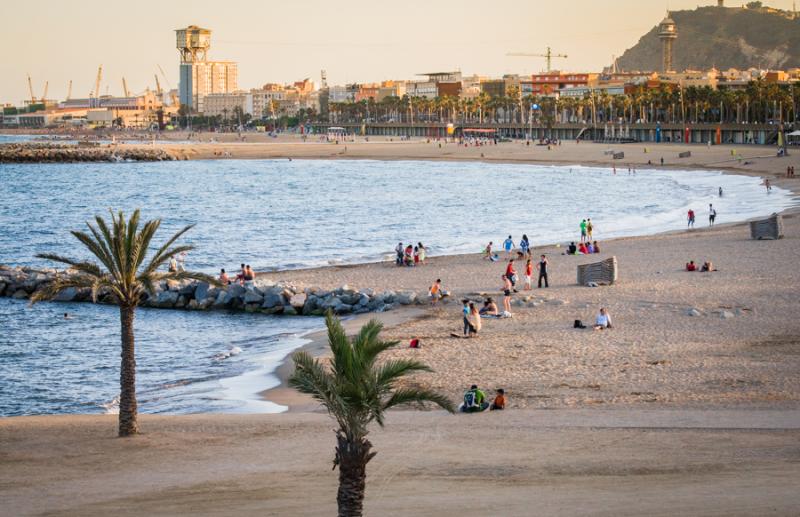 Playa de la Barceloneta, Barcelona, Cataluña, Esp...