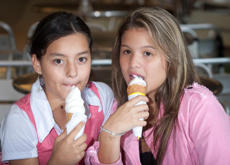 Niñas Comiendo Helado