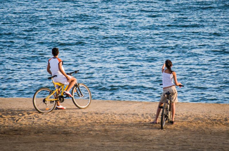 Ciclistas en la Playa de la Barceloneta, Barcelona...