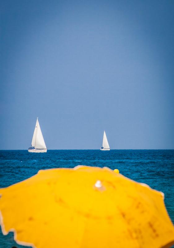 Parasoles en la Playa de la Barceloneta, Barcelona...