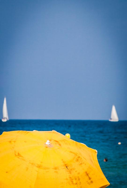 Parasoles en la Playa de la Barceloneta, Barcelona...