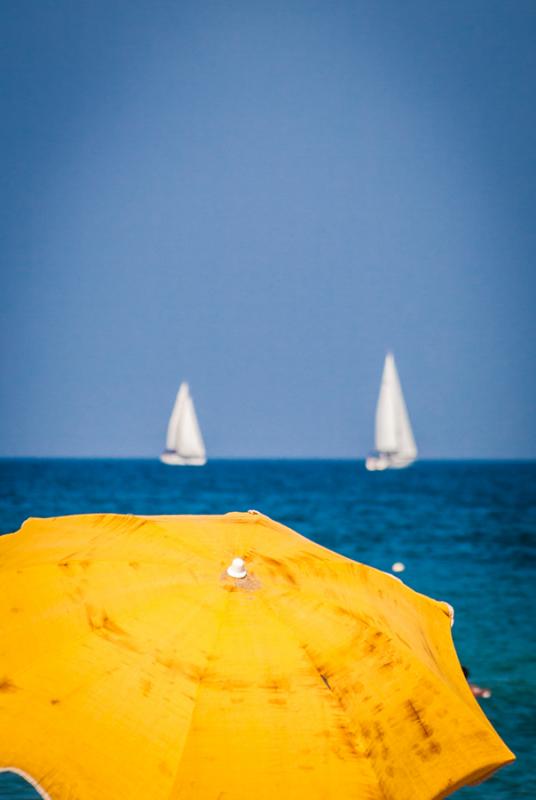 Parasoles en la Playa de la Barceloneta, Barcelona...