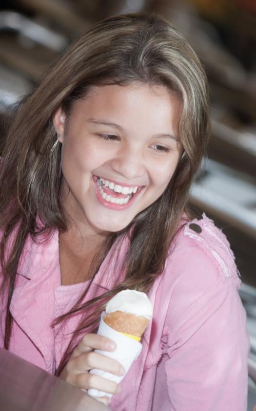 Niña Comiendo Helado