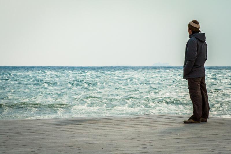 Hombre Observando el Horizonte, Playa de la Barcel...