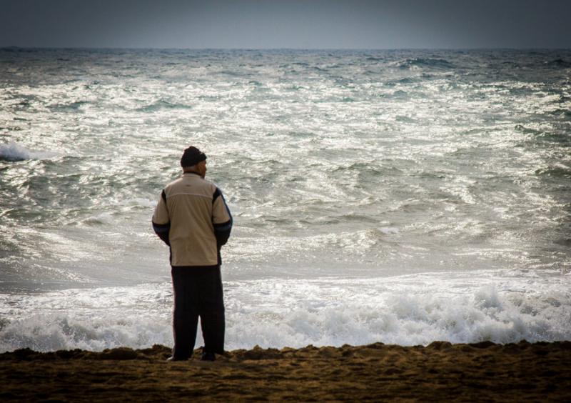 Hombre Observando el Horizonte, Playa de la Barcel...