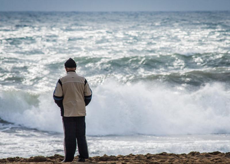 Hombre Observando el Horizonte, Playa de la Barcel...