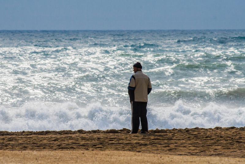 Hombre Observando el Horizonte, Playa de la Barcel...