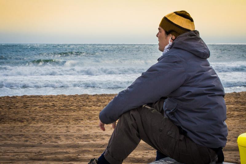 Hombre Observando el Horizonte, Playa de la Barcel...