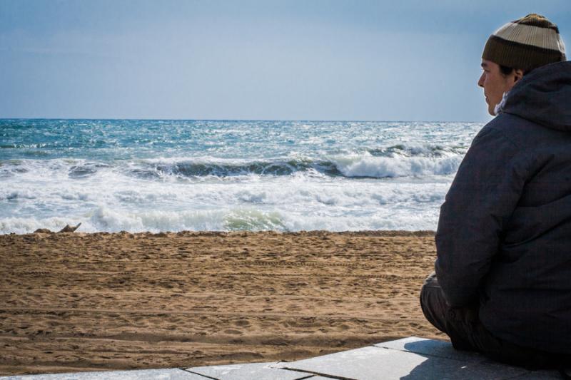 Hombre Observando el Horizonte, Playa de la Barcel...