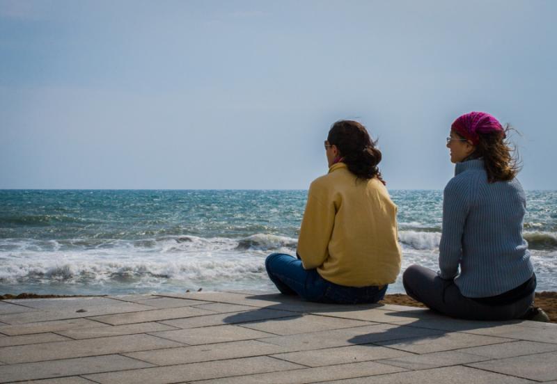 Mujeres Observando el Horizonte, Playa de la Barce...