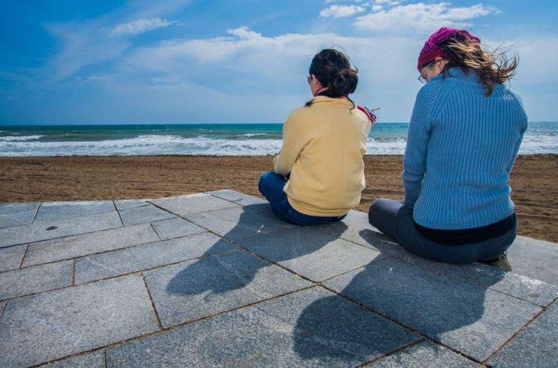 Mujeres Observando el Horizonte, Playa de la Barce...