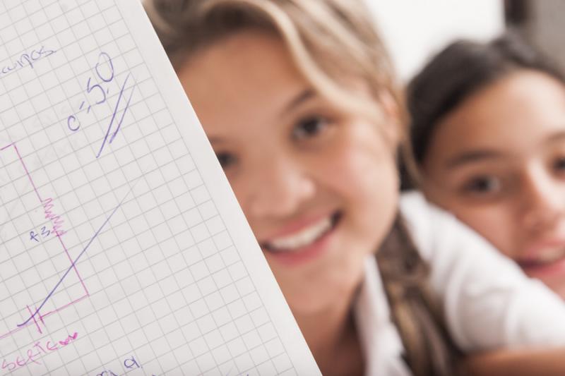 Niña Estudiando