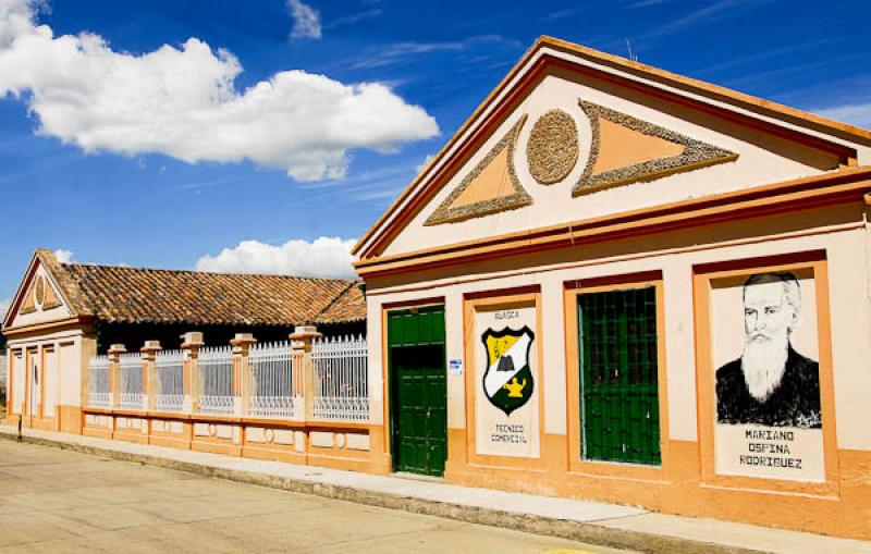 Colegio Tecnico Comercial Mariano Ospina Rodriguez...