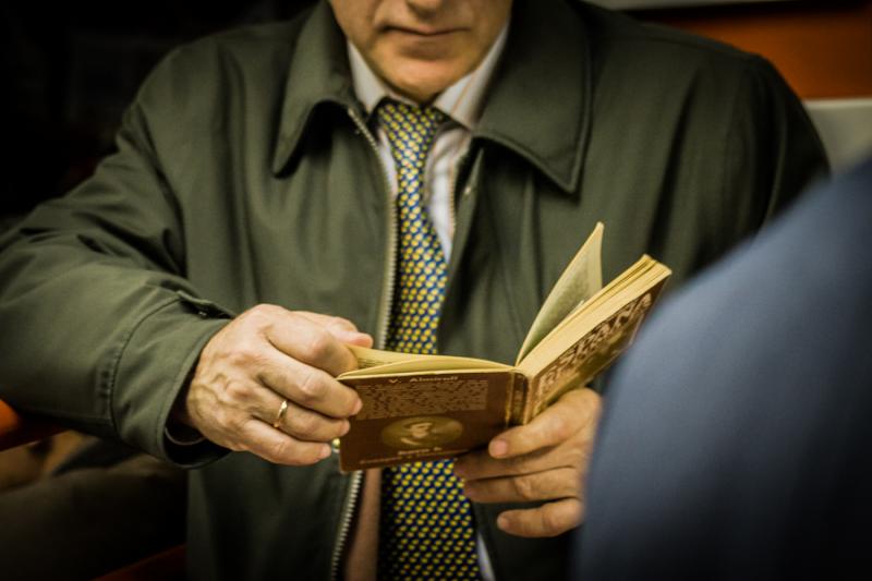 Hombre Leyendo en el Metro de Madrid, España, Eur...