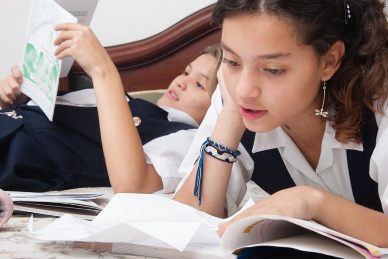 Niñas Estudiando