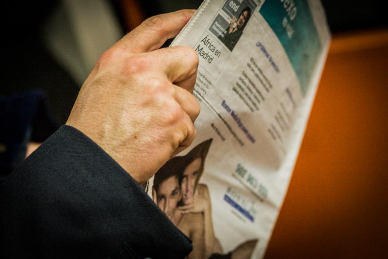 Hombre Leyendo en el Metro de Madrid, España, Eur...