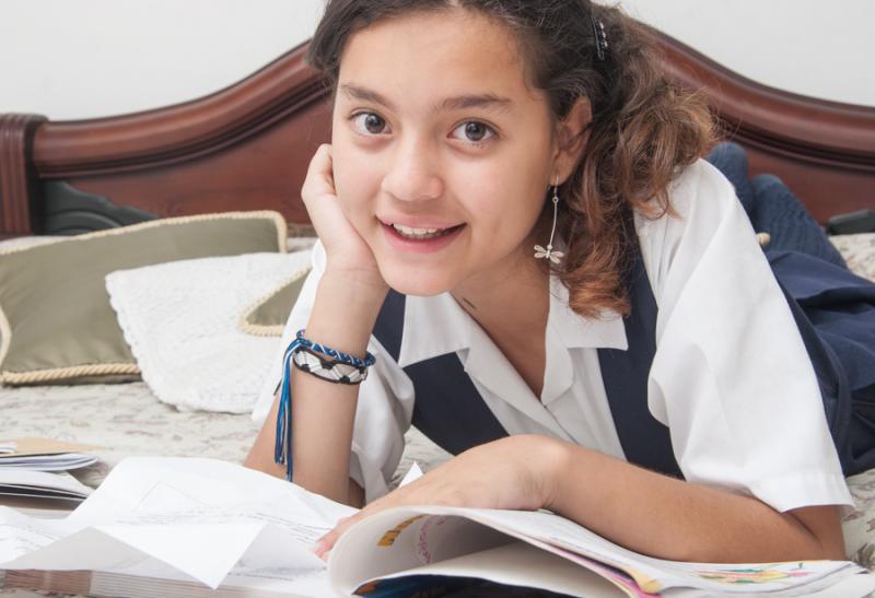 Niña Estudiando