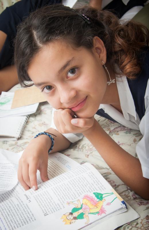 Niña Estudiando