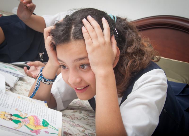 Niña Estudiando