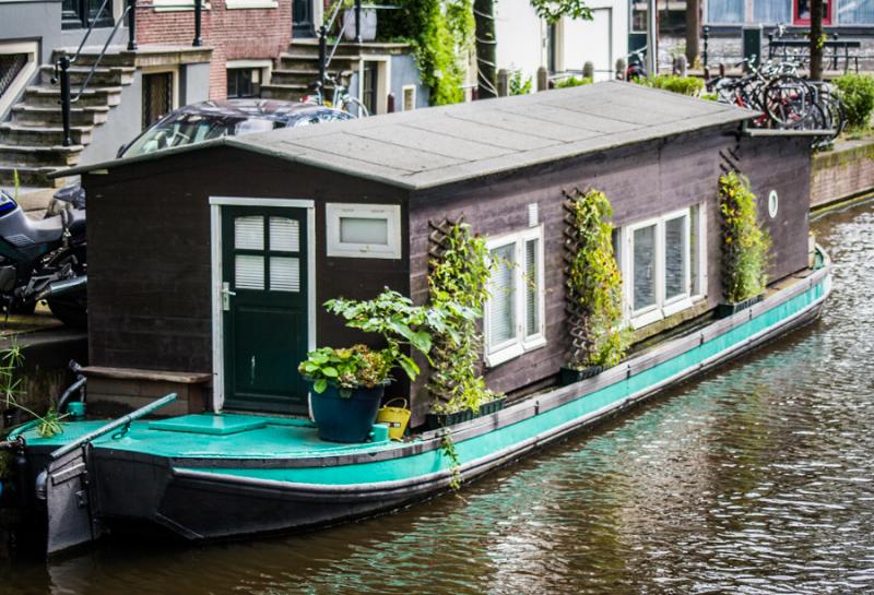 Casa Flotante en el Canal Sint Nicolaaskerk, Amste...