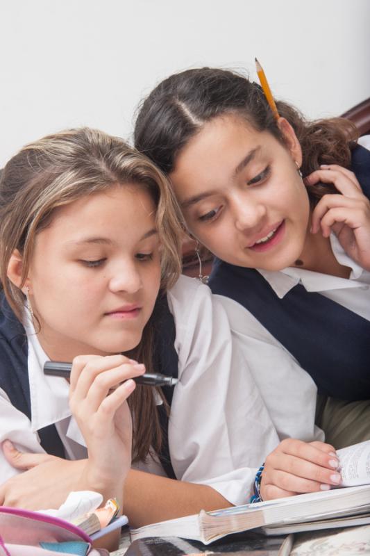 Niñas Estudiando