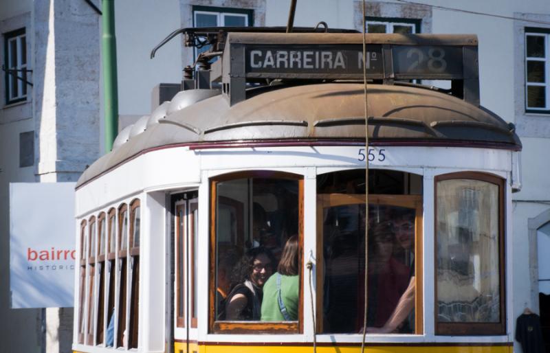 Tranvia en Barrio Alto, Lisboa, Portugal, Europa O...