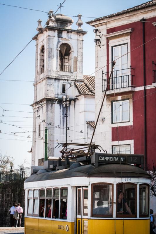 Tranvia en Barrio Alto, Lisboa, Portugal, Europa O...