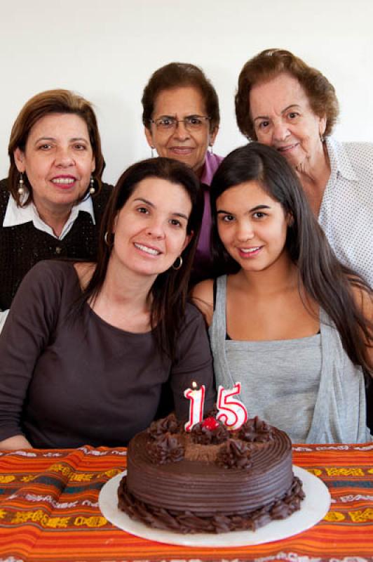 Niña con su Familia Celebrando su Cumpleaños