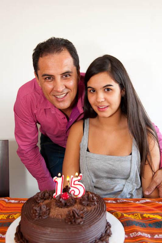 Padre Celebrando con su Hija