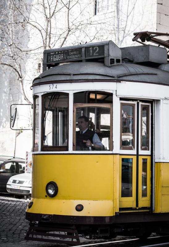 Tranvia en Barrio Alto, Lisboa, Portugal, Europa O...