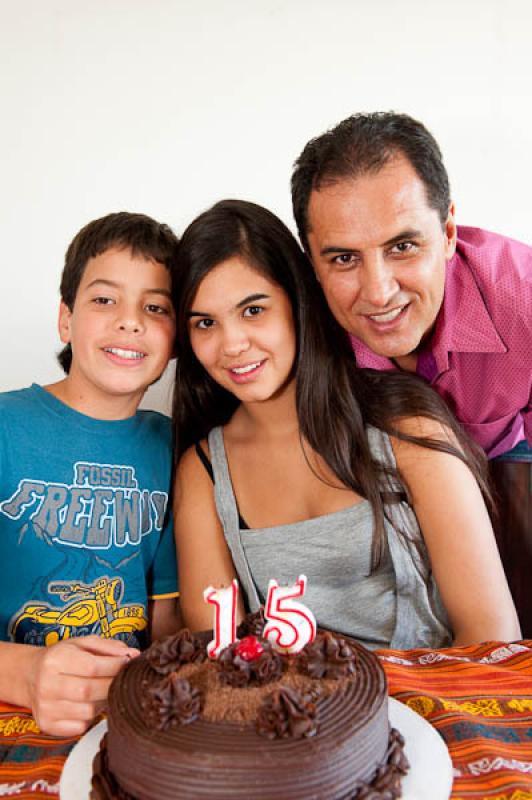 Niña con su Familia Celebrando su Cumpleaños