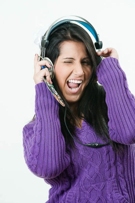 NiÃ±a Escuchando Musica