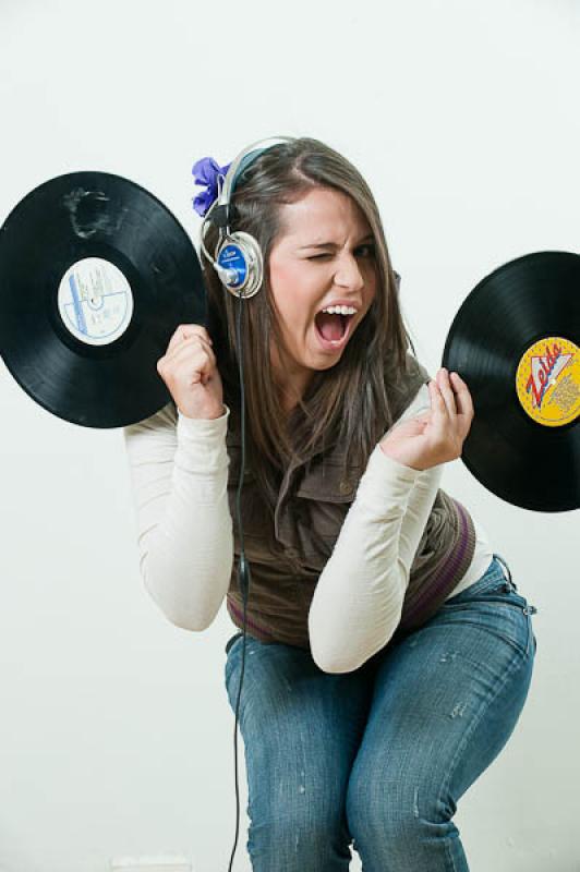 NiÃ±a Escuchando Musica